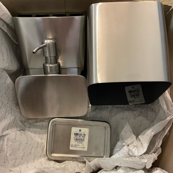 Hotel Collection Bathroom Items - Picture 2 of 3